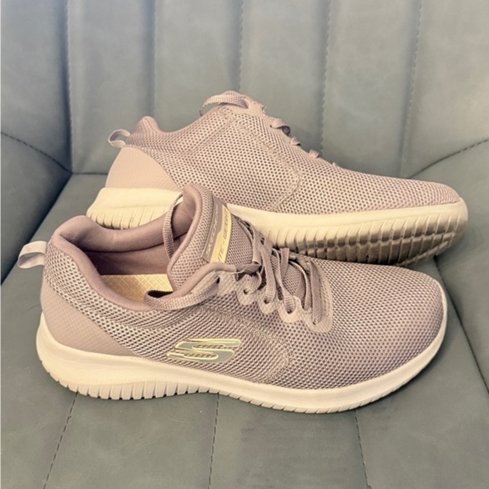 Skechers Women’s Sz 7 Ultra Flex Free Spirits Sporty Sneakers Light Purple. EUC